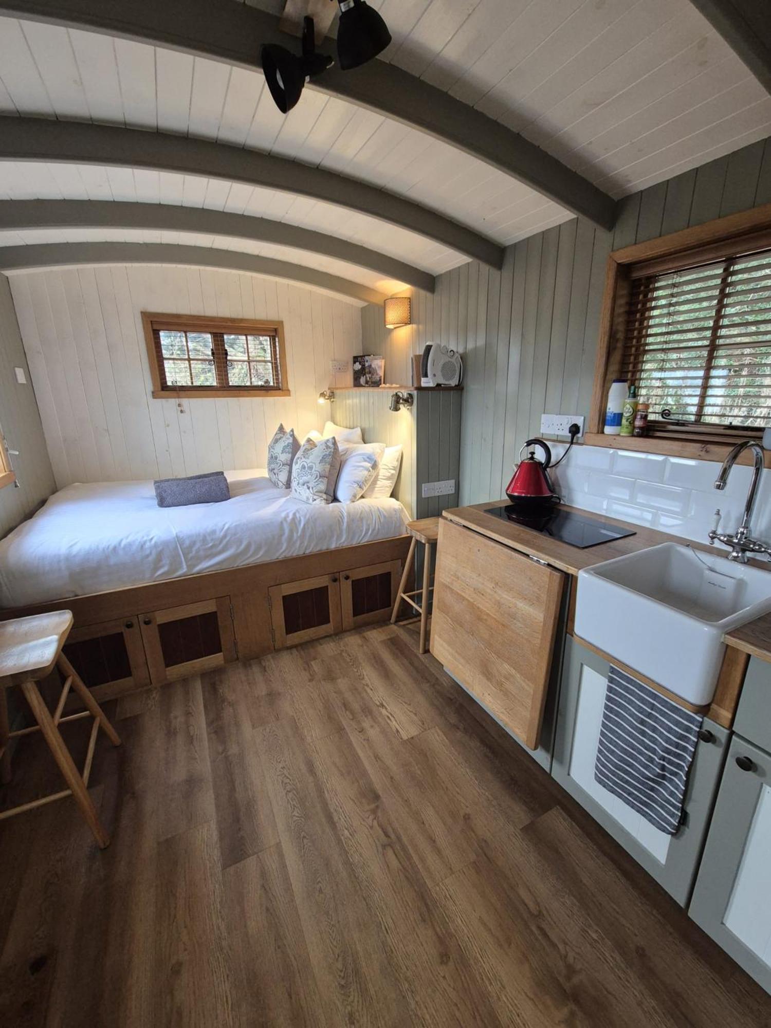 Corry Lodge Estate - Sheperds Huts Or Container Stays With Sea View Бродфорд Экстерьер фото